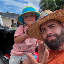 Working hard or hardly working ? Big boy helping me out with this fence  😅💪🏻