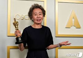 미국 시상식 20관왕 석권이라는 경이로운 기록에도 불구하고 골든글로브 후보에서 제외된 윤여정. Qkgftnwpktdrkm