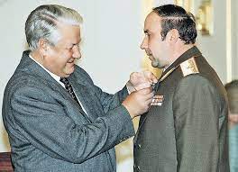 Опера наши с коррупцией тоже боролись, работали по отделам: Planiroval Li Nachalnik Ohrany Elcina Aleksandr Korzhakov Sovershit Gosudarstvennyj Perevorot Russkaya Semerka