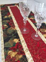 Red And Green Christmas Table Runner Quilt Featuring Birds Pine Cones And Christmas Holiday Table Runner Quilted Table Runners Christmas Quilted Table Runners