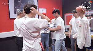 V bts merupakan idol yang memang memiliki banyak teman, salah satunya yakni aktor seperti park bo gum. Watch Park Bo Gum Surprises Bts Backstage At Their Concert Soompi