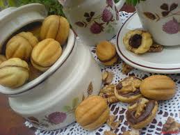 Madeleine Evidees Remplies De Pate A Tartiner Au Chocolat Et D Un Cerneau De Noix Tunisian Food Food Arabic Food
