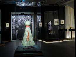 MUSEUMS ARE CRAZY FOR FASHION: FIND OUT WHY - University of Fashion Blog