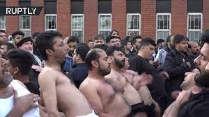 يقول المرعشي انّ قتل الحسين وأهل بيته وشيعته على يد الأمويين دفعت بني أمية إلى الاحتفال بيوم العاشر، ومن هنا وضعوا. Ø§Ù„Ù…Ø³Ù„Ù…ÙˆÙ† Ø§Ù„Ø´ÙŠØ¹Ø© ÙÙŠ Ù…Ø§Ù†Ø´Ø³ØªØ± ÙŠØ­ÙŠÙˆÙ† Ø´Ø¹Ø§Ø¦Ø± Ø¹Ø§Ø´ÙˆØ±Ø§Ø¡ Youtube