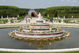 Panorama des latona brunnens im garten von versailles in frankreich. Ausstellung In Versailles Le Roi Est Mort Zum Gedenken An Den Tod Des Sonnenkonigs Vor 300 Jahren Stone Ideas Com
