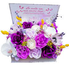 Asadar, din catalogul nostru poti alege buchete de flori, aranjamente florale, flori in cutii si cadouri speciale din colectia de lux sau un dar deosebit: Aranjament Floral Mov Mesaj Personalizat Bloom Atelier Cadouri Personalizate Florarie Online