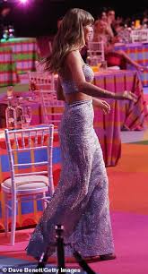 Taylor swift wore a miu miu crop top and skirt set for the 2021 brit awards, causing fans to wonder if she's release 1989 (taylor's version) soon. Brit Awards 2021 Taylor Swift First Woman To Win Global Icon Thanks Boyfriend Joe Alwyn Todayuknews