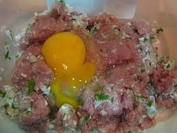 Agregamos las dos cucharadas de queso parmesano, la soja, la sal y cuando el vino se reduzca, agrega los tomates triturados un poquito de agua (1/4 de taza) tapa y cocina hasta que la salsa quede mas oscura. Albondigas De Carne Y Pescado Cocina