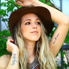 Emily Reeves (@emilyreevesxoxo)