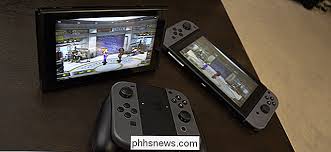 Elige tu participante, atento a las curvas y pisa a fondo el acelerador, recuerda que hay objetos por el circuito que puedes usar para sacar ventaja en la carrera. Como Jugar Mario Kart Con Tus Amigos En El Conmutador De Nintendo En Linea Y En Persona Es Phhsnews Com