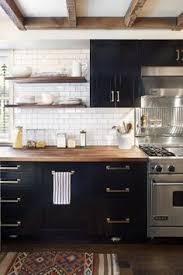 Obsession Une Cuisine Amenagee Bois Et Noir Cuisine Contemporaine Cuisine Moderne Cuisine Amenagee