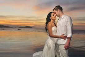 Y una vez que tienes asegurada tu playa, ten en cuenta estos. Tu Presupuesto De Boda No Es Muy Alto Elige Una Boda En La Playa Blog De Inbodas