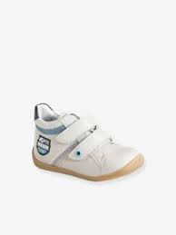 Dès qu'il va commencer à marcher, vous allez devoir lui offrir des chaussures les semelles antidérapantes de chaussures adaptées aux premiers pas lui permettront de se sentir à l'aise quand il effectuera ses premiers pas. Chaussure Premiers Pas Chaussures Pour Bebe Du 18 Au 23 Vertbaudet