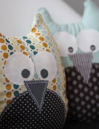 Damit deine eule nicht nur weich und kuschelig ist sondern auch eine türe zum stehen bringt musst du sie beschweren. Diy Mitbringsel Eulenkissen Zum Selber Nahen Sanvie De