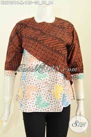 Baju batik atasan wanita bisa dikenakan untuk menghadiri acara formal maupun non formal baik itu untuk menghadiri acara pernikahan, menghadiri pesta baju batik atasan kombinasi memang sedang digandrungi oleh kawula muda dewasa ini. Baju Atasan Wanita Bahan Batik Blus Batik Elegan Dan Modis Desain Silang Dengan 2 Motif Untuk Penampilan Makin Cantik Menawan Bls7051c M Toko Batik Online 2021