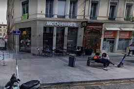 L'agression verbale peut relever d'une qualification pénale. Lyon Un Homme Victime D Une Agression Homophobe Par Un Livreur Uber Eats Actu Lyon