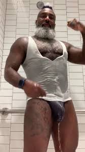 BLACK DADDY BEAR SHOWING HIS BIL BULGE IN THE BATHROOM - ThisVid.com