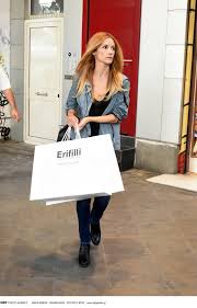 Στο θέατρο», μου είπε η ιωάννα. To Romantiko Forema Poy 8a Foresei Ston Gamo Ths Papalhgoyra People Amp Style Eidhseis