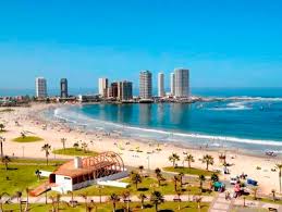 It is located at 20°13′s 70°10′w and has a population of 221,400 (2004). Buena Noticia Para Unos Pocos Iquique Concentra El 17 2 De Las Personas Mas Ricas De Chile Edicion Cero