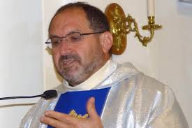 Don Antonio Scala, sacerdote di Ischia innamorato della parrocchiana: "È  stato un dono di Dio, non rimpiango nulla"