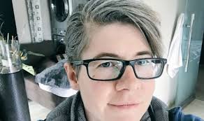 Pornofilmide naissoost produtsent: verepilastus