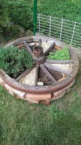 Dekoratives Altes Wagenrad Holz In Baden Wurttemberg Muhlhausen Krautergartenbalkon Dekoratives Altes Wagenrad Ho In 2020 Garten Garten Ideen Hinterhof Garten Ideen