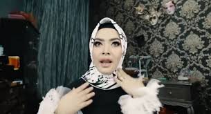 Meski begitu, aisyahrani selaku adik dan juga manajer syahrini justru mencurigai ada banyak orang lagi yang terlibat. Tutorial Hijab Ala Adik Syahrini Aisyahrani Hijab Dream Co Id