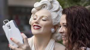 Seward Johnson's sculptures take over NYC pedestrian plaza