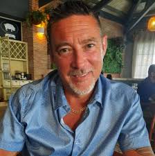 Ceux qui ont un klaxon sur cforce 2022 ou autre . Où se situe t-il? Je le  trouve pas et y a tu un fusible pour ça? Y marche pu le mien