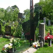 To accomplish it he patented a special fans around the world have tried to imitate his smooth slides and spins, his racy crotch grab and. Die Graber Der Megastars Amy Winehouse Michael Jackson Und Co