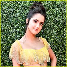 In season 2, she has ombre hair, meaning it gets lighter going down from her roots, starting at her natural brown and ending in a blonde. Laura Marano Would Do An Austin Ally Reboot In A Second She Has Ideas Austin Ally Laura Marano Just Jared Jr