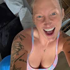 Être une femme indépendante, ce n'est pas seulement marcher seule, c'est  marcher libre. C'est être capable d'aimer sans s'oublier, de donner sans se  perdre, et de briller sans permission. Being an independent