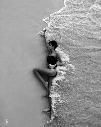 Black And White Beach Photoshoot Photography Poses Mi Cuerpo Es De Arena Y Mar Beach Photography White Photography Photography Poses