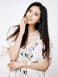 Choo ja hyun atau chu ja hyun merupakan salah satu aktris ternama yang membintangi drama kolosal terbaru tvn, arthdal chronicles.meski ia hanya muncul sebagai cameo di episode 1, karakter yang ia perankan memegang peranan penting dalam keseluruhan cerita di drama. Choo Ja Hyun Asianwiki