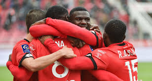 A quelques heures de la fin du mercato, un nouveau prétendant vient de se rajotuer à la liste avec le racing club de lens annonce le parisien. Dijon Lens Heure Chaine Streaming Les Infos Du Match