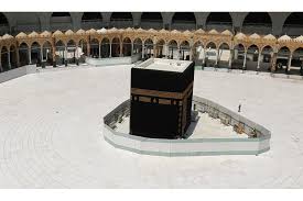 الكعبة المشرفة بناء مكعب الشكل ومن هنا جاء اسمها طبقا لأحد تفسيراته، وهي مبنية بالحجارة الصلبة ، ويبلغ ارتفاعها 15مترا، وطولها من جهة الملتزم 12.84مترا، وطولها من جهة حِجر إسماعيل 11,28مترا. Ø§Ù„Ø´Ù…Ø³ ØªØªØ¹Ø§Ù…Ø¯ Ø¹Ù„Ù‰ Ø§Ù„ÙƒØ¹Ø¨Ø© Ø§Ù„Ù…Ø´Ø±ÙØ© Ø§Ù„Ø®Ù…ÙŠØ³ Ø§Ù„Ù‚Ø§Ø¯Ù…