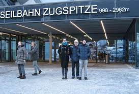 From ehrwald in austria the two panoramic cable cars of the tiroler zugspitzbahn can accommodate 100 guests taking them up to germany's highest peak. Grainau 2017 2 Neue Seilbahn Zugspitze Vom Eibsee Williz Wildes Wuseln