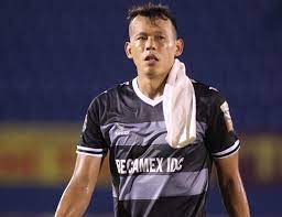 Khi đó anh lớp 7 nhưng đã cao tới 1m77 và được chọn vào vị trí thủ môn. Cá»±u Thá»§ Thanh Ä'á»™i Tuyá»ƒn Viá»‡t Nam Bui Táº§n TrÆ°á»ng Dá»± Ä'á»‹nh Giáº£i Nghá»‡