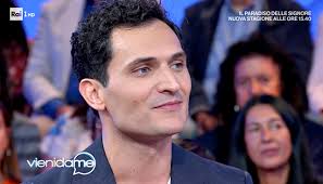 Dal 2016 l'attore è felicemente sposato con maria stefania di renzo, ex ballerina di amici oggi insegnante di gyrotonic. Alessandro Tersigni A Vieni Da Me Consiglio A Tutti Matrimonio E Figli Ma Non Rivela Il Nome Del Pargolo Gossip It