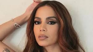 Anitta posa completamente nua para anunciar expansão de perfume íntimo;  veja foto