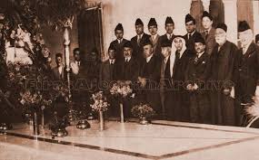 صورة نادرة تاريخية تعرض لاول مرة الوفد العراقي الذي زار مصر منتصف الثلاثينات عن وزارة المعارف و يظهرون هنا عند زيارتهم لقبر سعد iraq history young engineers