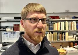 Adam ble flyttet fra posten i Saudi-Arabia til kontorplass i Tromsø