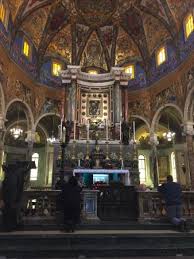 Come detto, due volte l'anno, il quadro raffigurante la beata vergine maria viene posizionato ai piedi dell'altare maggiore del santuario: Tripadvisor Santuario Di Pompei Porta Santa Ed Quadro Della Madonna Del Santo Rosario Santuario Edificato ØµÙˆØ±Ø© Pontificio Santuario Della Beata Maria Vergine Del Santo Rosario Di Pompei Pompeii