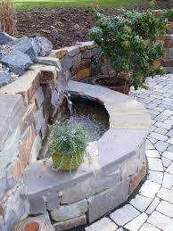 Verwunschener Krautergarten Mit Brunnen Und Hochbeet Aus Naturstein Brunnen Garten Garten Natursteine Garten