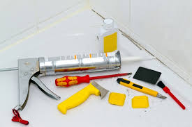 Anschließend nehmen sie ein tuch, mit dem sie über die betroffene stelle reiben, um das silikon von den fliesen zu entfernen. Wie Kann Man Silikon Entfernen Hier Sind Unsere Tipps Und Tricks