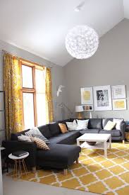 25 Ideen Fur Gelben Teppich Und Teppich Um Jeden Raum Aufzuhellen Aufzuhell In 2020 Grey Couch Living Room Living Room Grey Grey And Yellow Living Room