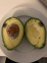 Unterschiedliche sorten werden zu eine ausgewachsene avocado einer bestimmten sorte hat meist eine relativ spezifische größe und jede avocado, die unregelmäßig oder angemackt aussieht, ist entweder schlecht oder beschädigt. Kann Ich Die Avocado Noch Essen Braune Flecken Gesundheit Und Medizin Gesundheit Ernahrung