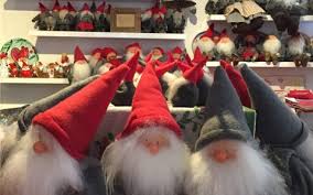 På den här hemsidan kan ni se bilder på dem och även se vilka tomtar som finns till försäljning. Tomtar Troll Tomtar Gnomes In Stockholm Old Town