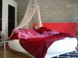 Lo stile ricorda gli anni settanta con uno spirito progressista, facilmente adattabile a più camere da letto: Abitare Web Tv Letto Tondo Ginger Youtube