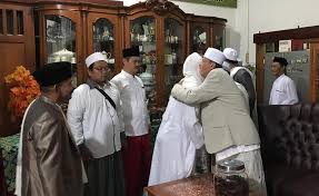 Pengajian terbaru abuya uci turtusi cilongok 2020, karomah pengajian terbaru abuya uci turtusi cilongok 2020, dongeng kesaktian abuya dimyati cilongok dan ki ahmad kareun saat ziarah. Abuya Uci Ungkap Perihal Alasan Gubernur Wh Jadi Muridnya Pena Merdeka